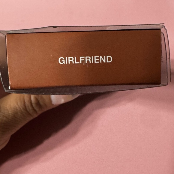 HUDA BEAUTY Liquid Matte Lipstick - Shade Girlfriend 4.2ML/0.14FL OZ - Picture 3 of 3